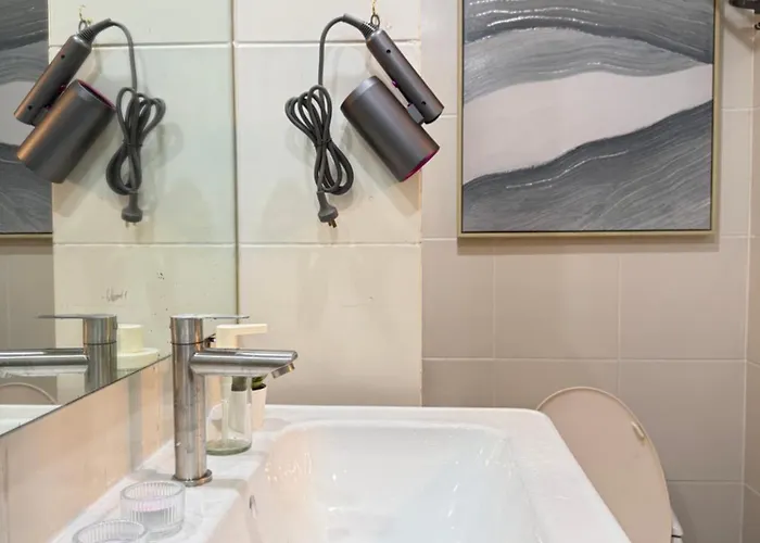 Az Sweet 2br A Venue Residences Poblacion Makati 4*